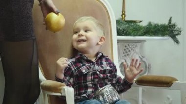 Noel dekorasyon gülümseyen küçük çocuk. Yeni yıl