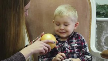 Noel dekorasyon gülümseyen küçük çocuk. Yeni yıl