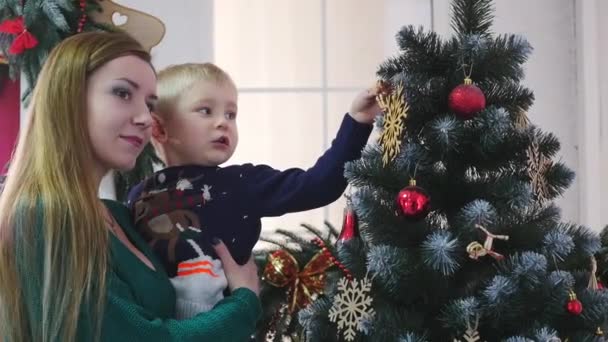 Ευτυχισμένη οικογένεια ξοδεύουν χρόνο σε ένα διακοπές Χριστούγεννα και Πρωτοχρονιά Χριστουγεννιάτικα διακοσμητικά παιχνίδια — Αρχείο Βίντεο