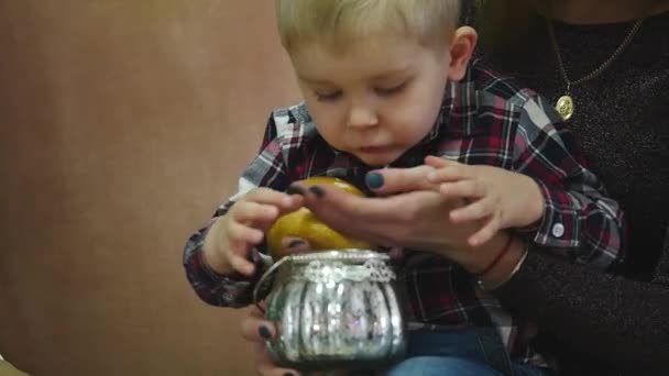 Leende liten pojke i juldekoration. Nytt år — Stockvideo