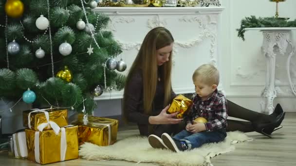 幸せな家族は、クリスマスと新年の休日のクリスマスの装飾で時間を過ごす — ストック動画