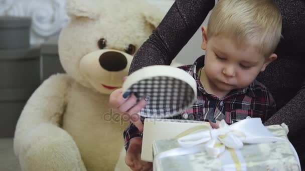 Lächelnder kleiner Junge in Weihnachtsdekoration. Neues Jahr — Stockvideo