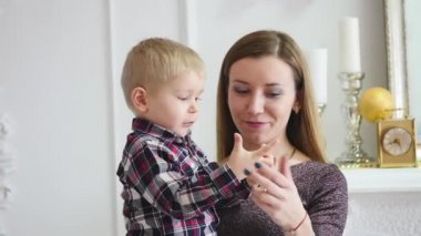 Mutlu aile harcamak zaman bir Noel ve yeni yıl tatilleri Noel süsleri