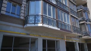 Gökyüzü arka planında vinçleri olan inşaat alanı