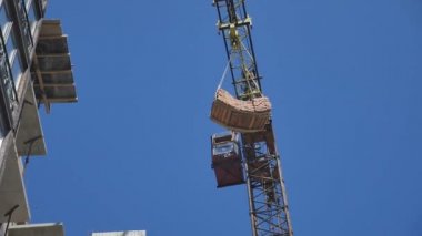 Mavi gökyüzü inşaat işinde çalışan vinç
