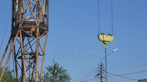 Grúa trabajando en la construcción en el cielo azul — Vídeos de Stock