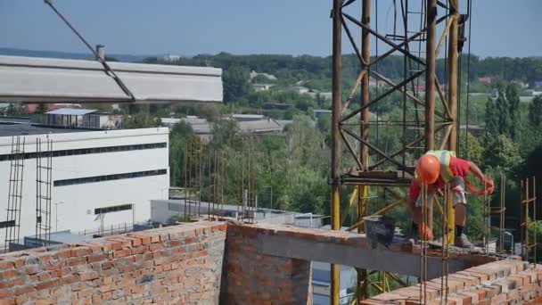 Builder arbetare i säkerhet skyddsutrustning installera betonggolv platta panel på bygga byggarbetsplats — Stockvideo