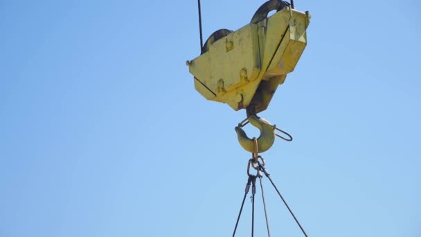 Grúa trabajando en la construcción en el cielo azul — Vídeo de stock