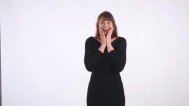 heyecanlı mutlu şok genç esmer kadın