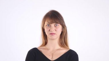 genç kadın, iğrenme yüz, burun görünüyor komik pinches, bir şeyler dönüyor, çok kötü koku, durum, izole beyaz arka plan. Olumsuz duygu, yüz ifadesi, duygu tepki