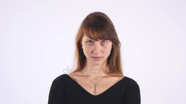 Привлекательная сердитая женщина в черной рубашке на белом фоне — стоковое видео