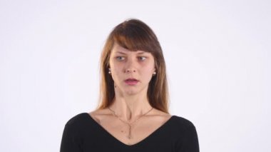 Beyaz arka plan üzerinde korkmuş, endişeli genç kadın