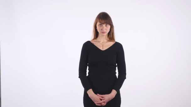 Mulher irritada atraente com camisa preta isolada no fundo branco — Vídeo de Stock