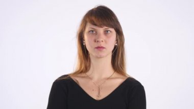 güzel bir genç kadın düşünme, beyaz zemin üzerine izole