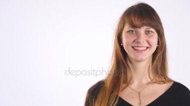 Kız siyah gösterir parmağında bir kenara