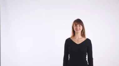 Kız siyah gösterir parmağında bir kenara