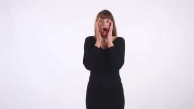 genç kadın beyaz zemin üzerine sürpriz yaptı.