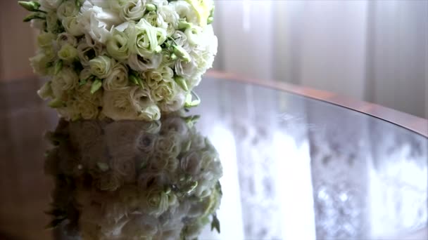 Buquê de casamento natural branco na mesa de vidro — Vídeo de Stock