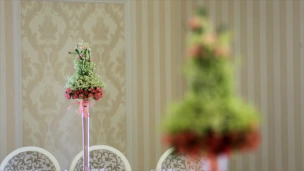 Bouquets de mariage sur les tables dans de longs vases - Roses et lis de la vallée — Video