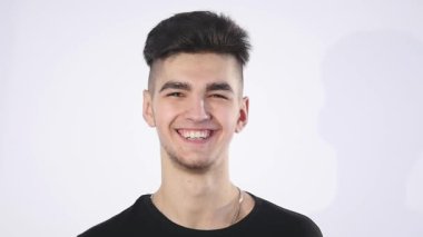 beyaz bitti izole yakışıklı delikanlı. komik surat