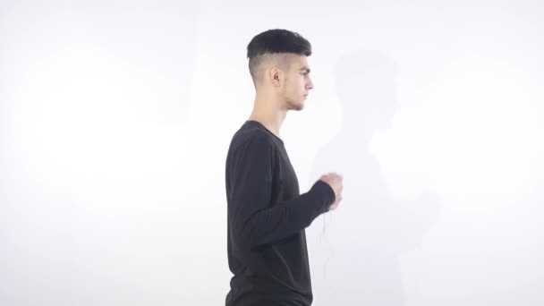 Fröhlicher junger Mann mit Kopfhörern — Stockvideo