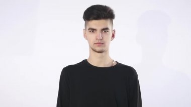 O ne yapacağını bilmez çünkü adam silkiyor. Beyaz izole.