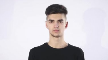 Her şey Ok mutlu genç adam el Ok işarettir