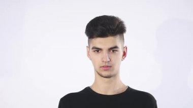 Yalıtılmış bir beyaz arka plan üzerinde genç erkek yüz