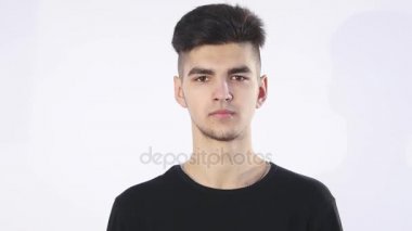 Beyaz arka plan üzerinde izole bir şey üzerinde düşünme yakışıklı genç