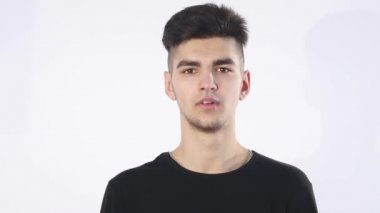 Beyaz arka plan üzerinde izole bir şey üzerinde düşünme yakışıklı genç