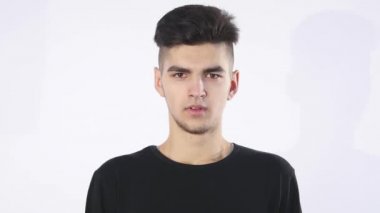 sıkılmış genç adam beyaz arka plan