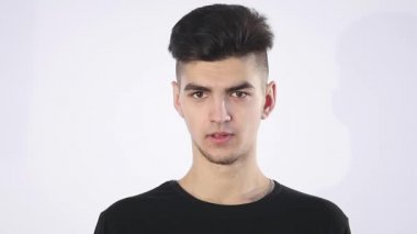 komik adam arıyorum genç, suçluluk, utanç eylemler, mahcup izole beyaz arka plan hissediyor endişeyle hata yaptığı, inkar. Olumsuz duygu, yüz ifadesi, duygu tepki