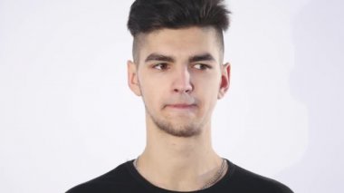 komik adam arıyorum genç, suçluluk, utanç eylemler, mahcup izole beyaz arka plan hissediyor endişeyle hata yaptığı, inkar. Olumsuz duygu, yüz ifadesi, duygu tepki