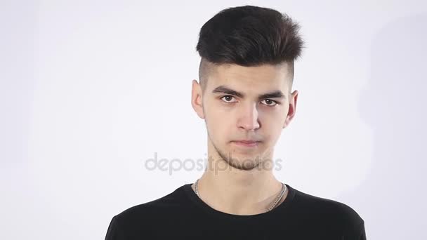 Jovem homem de aparência engraçada, nervosamente negando erro que ele cometeu, se sente culpado, ações envergonhadas, fundo branco isolado envergonhado. Emoção negativa, expressão facial, sensação de reação — Vídeo de Stock