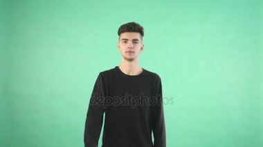 El gösterir hareket eden smartphone ile yeşil perde mockup şablonu ve kırpma yolu üzerinde yeşil arka plan - izole pozisyonda mans