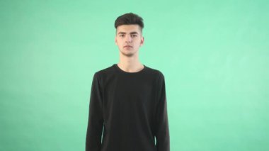 El gösterir hareket eden smartphone ile yeşil perde mockup şablonu ve kırpma yolu üzerinde yeşil arka plan - izole pozisyonda mans