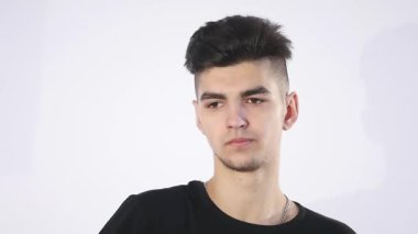 Gülümseyen genç adam akıllı telefonuna bakarken mesaj beyaz arka planda izole edilmiş.