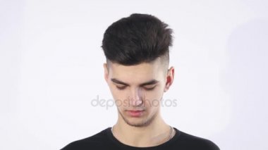 Cep telefonunuza konuşan şaşkın şaşkın genç adam. Adam portre düşünme ve telefon konuşma