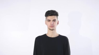 Kulaklıklar ile neşeli genç adam