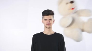 genç adam ve uçan oyuncak ayı