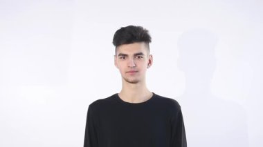 genç adam ve uçan yastıklar
