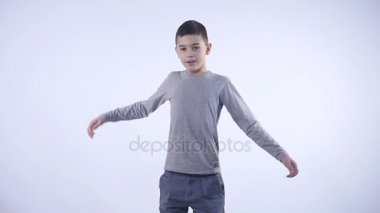Asyalı uykulu çocuk izole beyaz arka plan üzerinde
