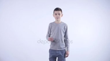 Asyalı uykulu çocuk izole beyaz arka plan üzerinde