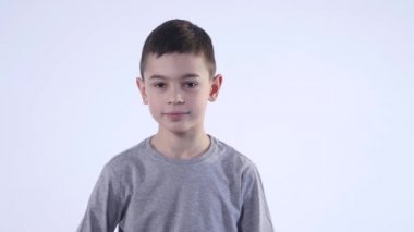 Asyalı uykulu çocuk izole beyaz arka plan üzerinde