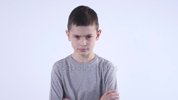Сердитий хлопчик на білому тлі — стокове відео