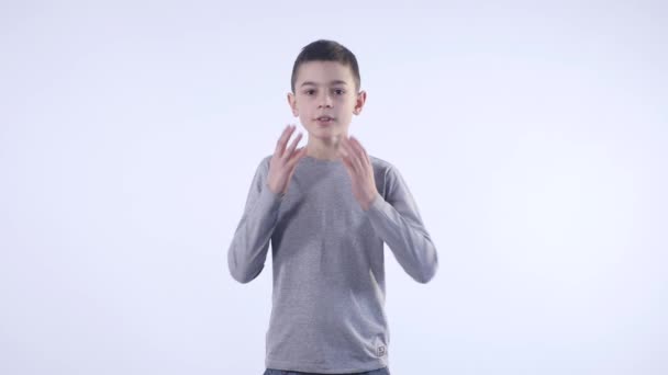 A fiú csodálkozott, fehér háttér — Stock videók