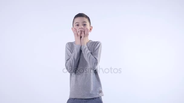 Мальчик удивлен на белом фоне — стоковое видео