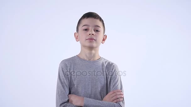 Retrato de niño orgulloso aislado sobre el fondo blanco — Vídeo de stock