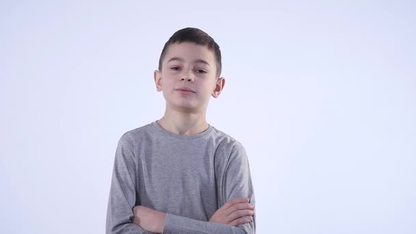 Büszke fiatal fiú elszigetelt fehér hátterén át portréja — Stock videók