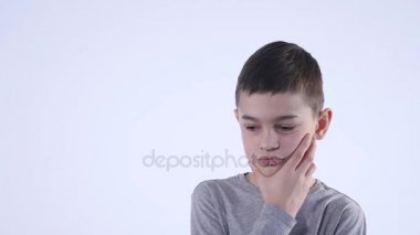 Beyaz arka plan üzerinde düşünen çocuk